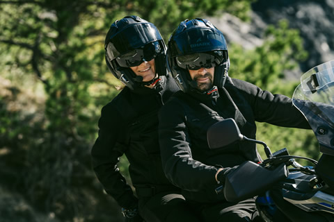 Couple_with_Shark_Modular_Helmets