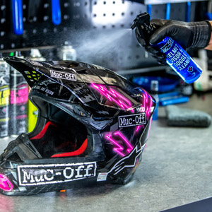 Muc-Off-Motorcycle-Helmet-Visor-Goggle-Cleaning-Kit-v2-20802-Lifestyle-5